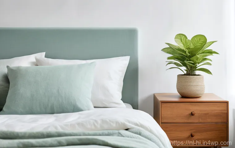 침실의 색상과 기분의 관계 - A serene and tranquil bedroom interior, designed to evoke peace and calm. The walls are painted in a...